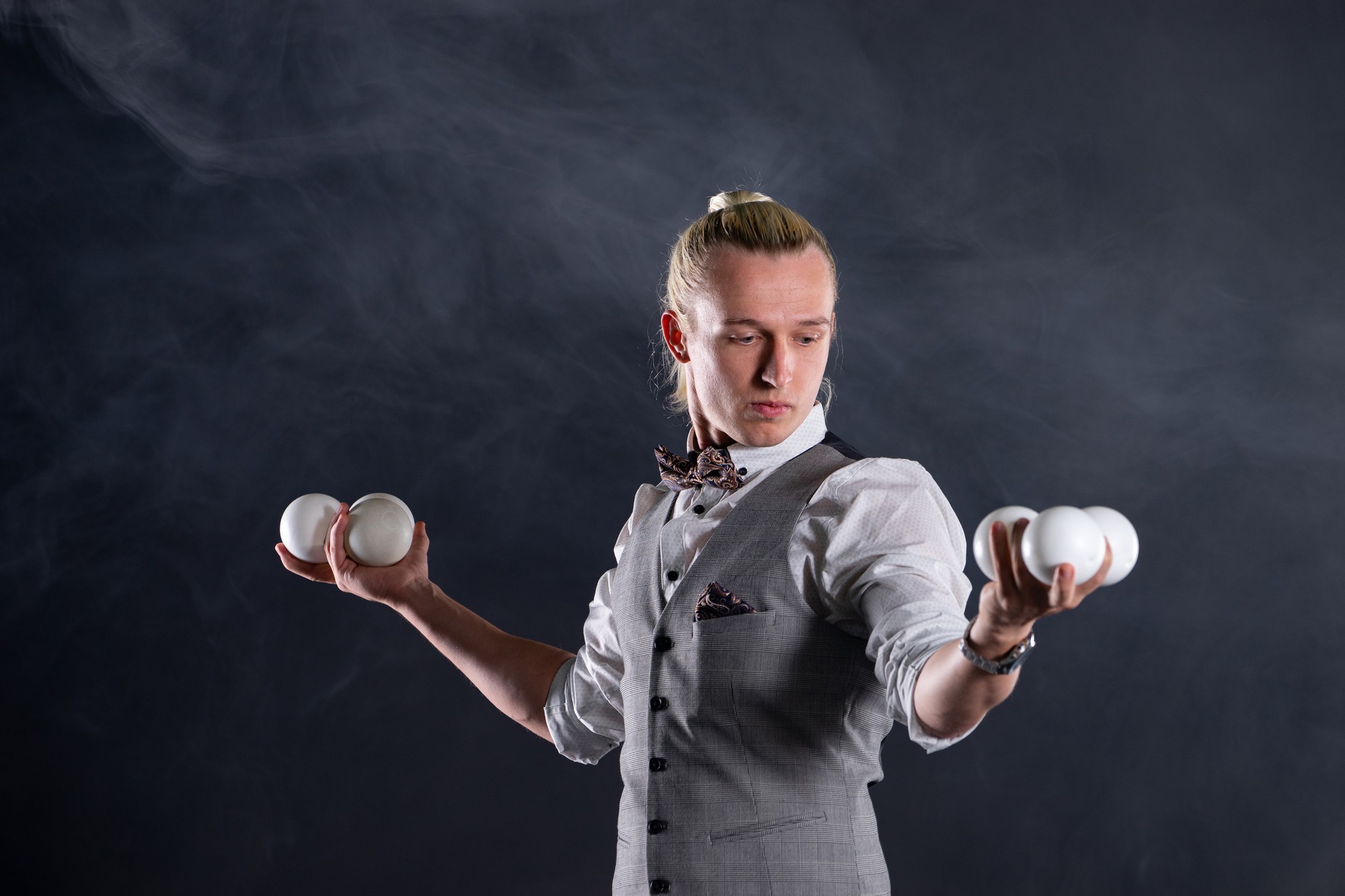 Duża fotografia: kelner z tacą elegancko podanych dań